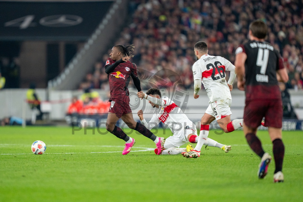 VfB Stuttgart vs. RB Leipzig, Fussball, 1. Bundesliga, 26. Spieltag, 15.03.2026 | Atakan Karazor (VfB Stuttgart, #16) gegen Yan Diomande (RB Leipzig, #49),VfB Stuttgart vs. RB Leipzig, Fussball, 1. Bundesliga, 26. Spieltag, 15.03.2026Foto: photosbyphips/Philip Ziegler