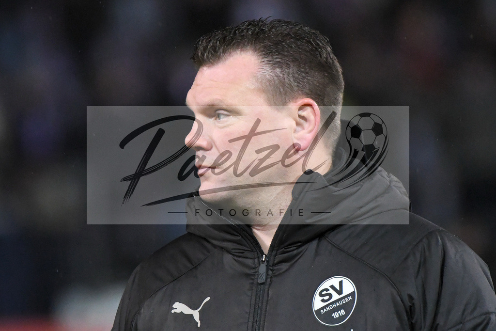 20200129_OSNSVS_0011JPG | Fußball, Herren: Trainer Uwe Koschinat (SV Sandhausen) schaut beim Spiel der 2. Bundesliga zwischen VfL Osnabrück vs. SV Sandhausen am 29.01.2020 im Stadion an der Bremer Brücke in Osnabrück, Deutschland.(Foto von Nico Paetzel) - Realisiert mit Pictrs.com