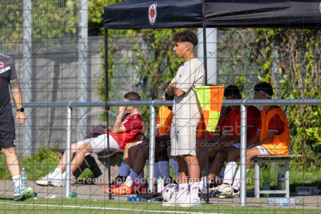 20250920_154513_0203 | #,1.Göppinger SV (rot) vs. FC Esslingen II (grün), Fussball, C-Junioren Leistungsstaffel Mitte - wfv 2025/2026, Kunstrasenplatz Nord, Hohenstaufenstr. 116, 73033 Göppingen, 20.09.2025 - 15:30 Uhr,Foto: PhotoPeet-Sportfotografie/Peter Harich