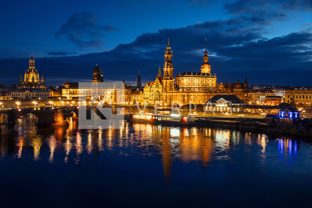 Altstadt-Dresden-Nacht-Elbe-DJI_20231108171601_0081 | Blick auf die berühmte Silhouette der Dresdner Altstadt bei Nacht - Realisiert mit Pictrs.com