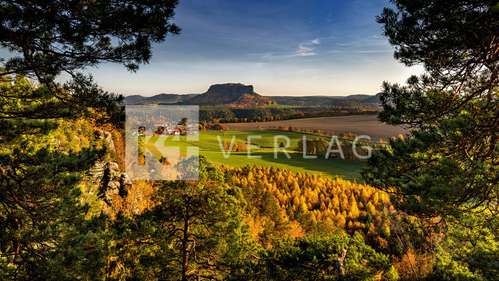 Wandbild-Panorama-Lilienstein-Herbst-0U3A7103 | Lilienstein umgeben von Herbstfarben– leuchtende Sächsische Schweiz im Elbsandsteingebirge - Realisiert mit Pictrs.com