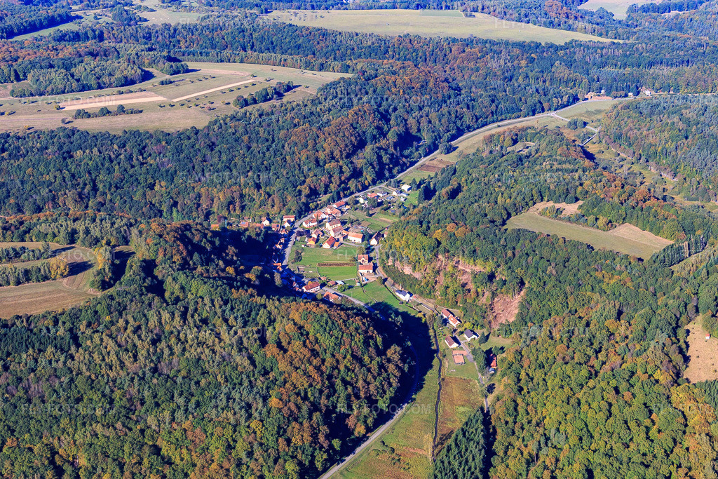Aerial view: View of the town from the south in Bousseviller in the state Moselle, France. – Photo: IMG_095191.jpg taken on 10/16/2016 by Werner Riehm/FLY-FOTO.com – Resolution of the original: 5472 x 3648 px