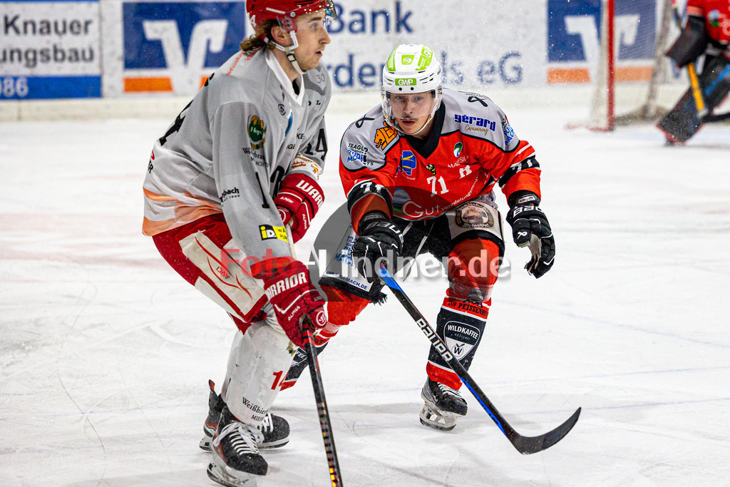 TSV Peißenberg Miners vs TEV Miesbach | Eishockey Bayernliga 2023/2024, TSV Peißenberg Miners vs TEV Miesbach, 20240202,
Kampf um den Puck Manuel SINGER (Miners 71) und Nick ENDRESS (TEV 14),
2024-02-02 in Peißenberg (Eisstadion)
71 Manuel SINGER (Miners 71), 14 Nick ENDRESS (TEV 14)
Copyright: WolfgangxLindner foto-lindner.de