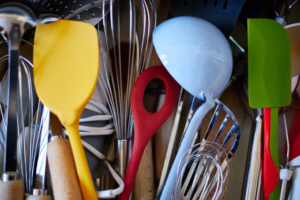 verschiedene Küchenutensilien in einer Schublade | Wien, Austria - February 23, 2022: verschiedene Küchenutensilien in einer Schublade. - Realisiert mit Pictrs.com