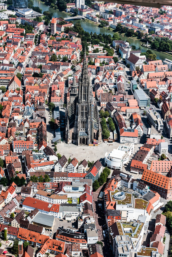 dr__0011361.jpg | ULM 01.08.2017 Stadtansicht des Innenstadtbereiches mit Ulmer Münster in Ulm im Bundesland Baden-Württemberg, Deutschland. // City view of downtown area with Ulmer Muenster in Ulm in the state Baden-Wuerttemberg, Germany. Foto: Daniel Reiter