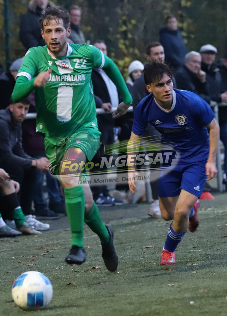 Bünder SV - TuS Bruchmühlen | Auf dem Bild zu sehen: grün Bünder SV: Jonas Franzrahe ; blau TuS Bruchmühlen: Luis MantheyBünder SV, TuS Bruchmühlen, Saison 25/26, Kreisliga A, Bünde, Deutschland - Realisiert mit Pictrs.com