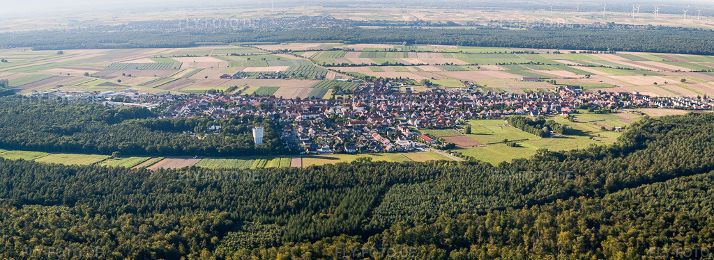 Luftbild: Ortspanorama von Süden in Hatzenbühl im Bundesland Rheinland-Pfalz in Deutschland. Foto: IMG_30891-Bearbeitet.jpg vom 31.07.2010 durch Werner Riehm/FLY-FOTO.deAuflösung des Originals: 7764 x 2832 px