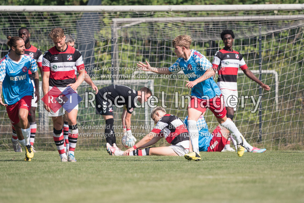 RS-1-126668 | Falk Christopher Gross (#20, EN03) kann kurz nach seiner Einwechslung jubeln. Er schießt den 2:1 Anschlusstreffer für Norderstedt.