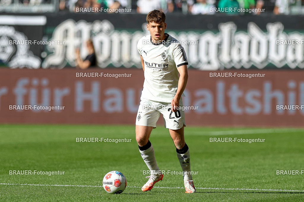 Borussia Mönchengladbach vs Hamburger SV - Bundesliga  | Mönchengladbach, Deutschland, 24.08.25:   Lucas Ullrich (Borussia Mönchengladbach) in Aktion am Ball, Einzelaktion waehrend des Spiels der Bundesliga zwischen Borussia Mönchengladbach vs Hamburger SV im Stadion im Borussia Park(Foto von Brauer-Fotoagentur / Adrian Schlueter)