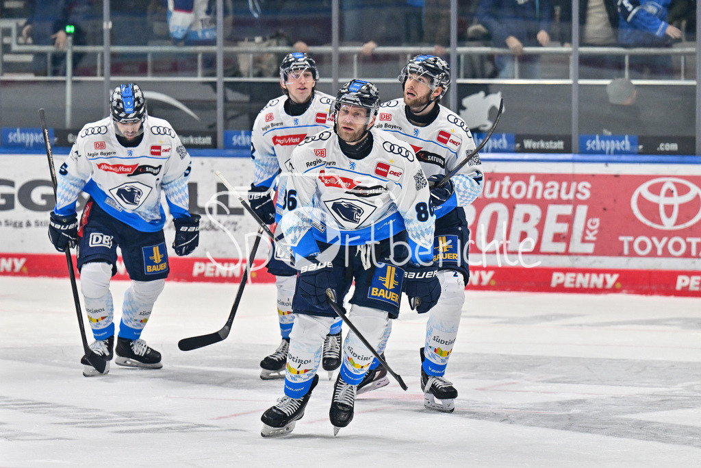 Augsburger Panther - ERC Ingolstadt | Jubel der Gaeste nach dem Treffer zum 1-1 druch Daniel PIETTA (ERC Ingolstadt #86) / Freude / Happy / Tor / Torschuetze / DEL: Augsburger Panther - ERC Ingolstadt, Curt Frenzel Stadion am 26.01.2025