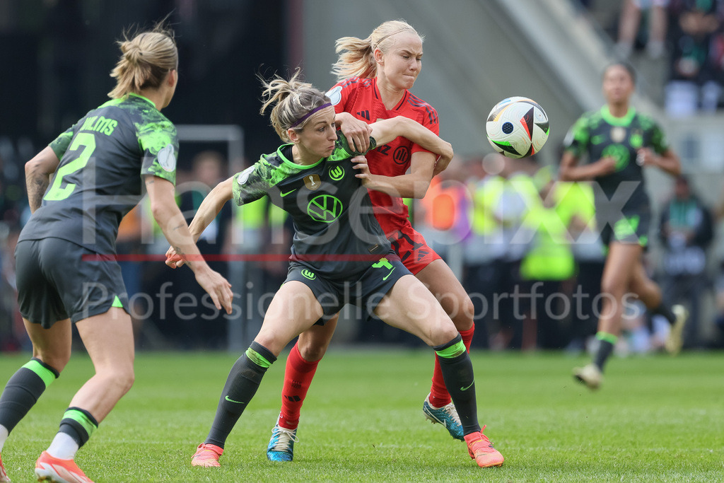 Fussball, DFB-Pokal Finale Frauen, FC Bayern München - VfL Wolfsburg | v.li.: Kathrin Hendrich (Kathy, VfL Wolfsburg, 4) und Pernille Harder (FC Bayern München, 21) im Zweikampf, Duell, Dynamik, Aktion, Action, Spielszene, DIE DFB-RICHTLINIEN UNTERSAGEN JEGLICHE NUTZUNG VON FOTOS ALS SEQUENZBILDER UND/ODER VIDEOÄHNLICHE FOTOSTRECKEN. DFB REGULATIONS PROHIBIT ANY USE OF PHOTOGRAPHS AS IMAGE SEQUENCES AND/OR QUASI-VIDEO.