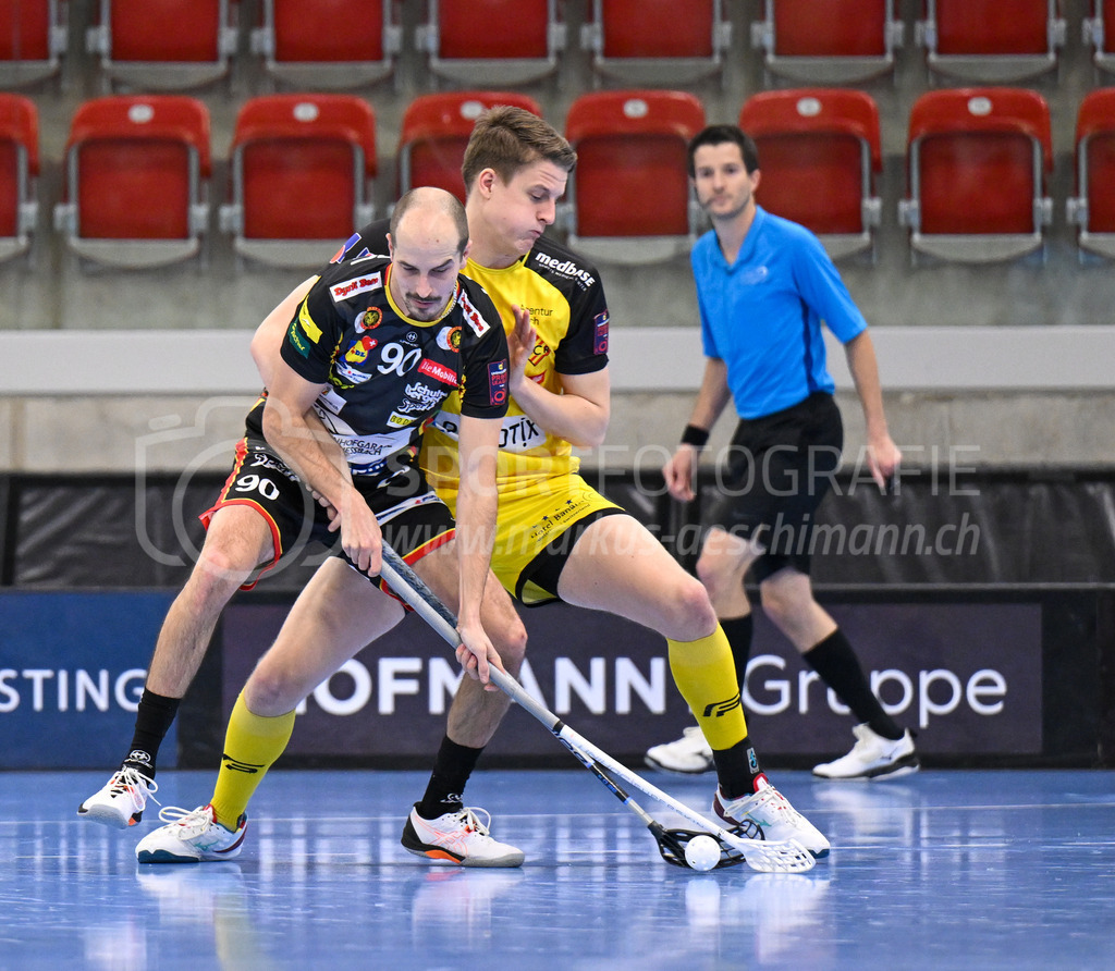 HC Rychenberg vs Tigers Langnau - 11. Dezember 2022 | HC Rychenberg vs Tigers Langnau
AXA Arena, Winterthur
Marc Oliver Gerber (#90 Tigers Langnau) gegen Niklas Rutz (#21 HC Rychenberg).
Bild: Sportfotografie Markus Aeschimann | www.markus-aeschimann.ch - Realisiert mit Pictrs.com