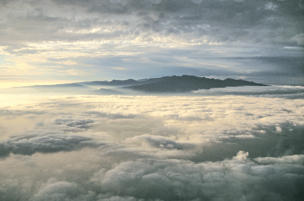 02147b R MallorcaJuli 10 2023 | Anflug auf Malorca. Insel im Wolkenmeer.
