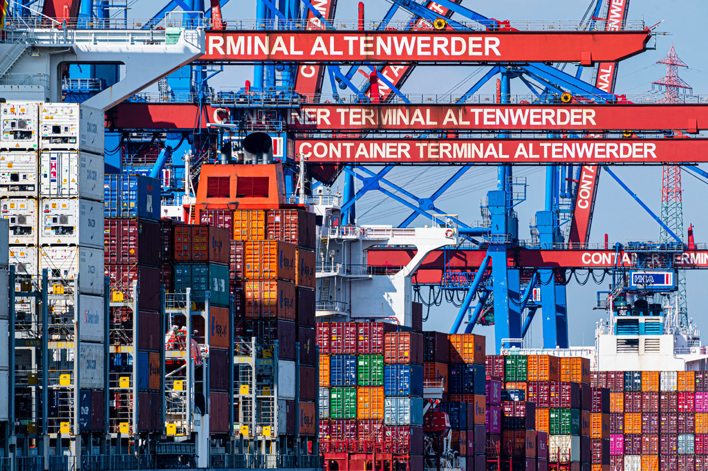 2022_04_28_TERMINAL-ALTENWERDER__DSC1608 | Hochwertig gedruckte Fotografien für die Wand, als Kalender und zum Verschenken. Hamburg & Norddeutschland und überall wo ich mit der Kamera unterwegs war.