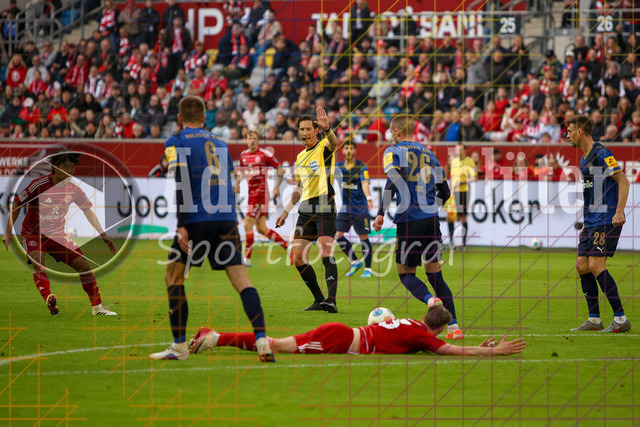 10.04.2026, GER, Fussball, Herren, 2. BL, Saison 2025/2026, Fortuna Düsseldorf - Holstein Kiel | Schiedsrichter Dr. Matthias Jöllenbeck gestikuliert, Gestik während Cedric Itten (Fortuna Düsseldorf) am Boden liegt