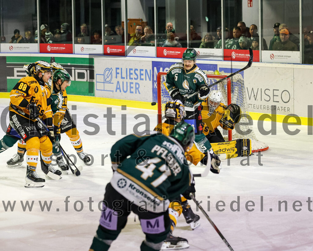 2025-11-02_093_TSV_Erding_gegen_EV_Fuessen | Erding, Deutschland, 02.11.2025:Eishockey, Oberliga Süd 2025 / 2026, 15. Spieltag, TSV Erding gegen EV Füssen, Endergebnis: 2:6Matyas Stransky (EV Füssen, #88), Louis Trattner (Erding Gladiators, #7), Elias Maier (Erding Gladiators, #15), Torwart Timotej Pancur (EV Füssen, #30)Foto: Christian Riedel / fotografie-riedel.net