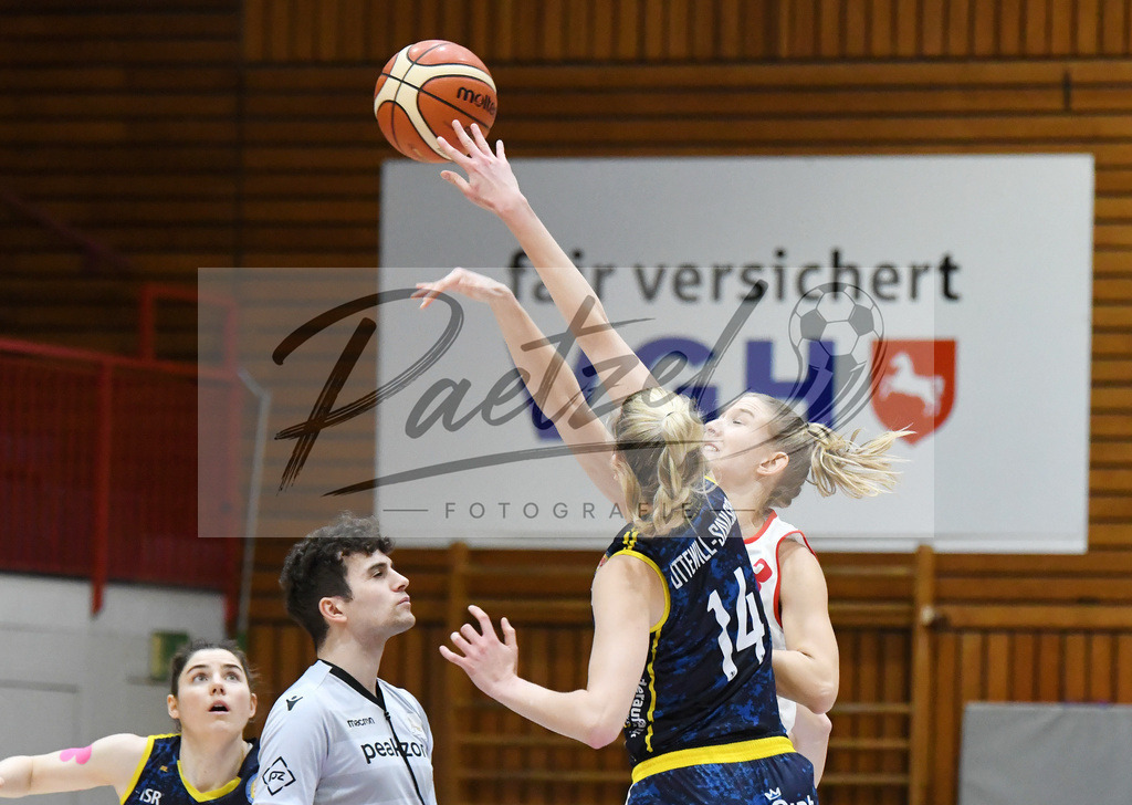 20200209_PAOEBS_0009 | Basketball, Frauen: Harriet Ottewill-Soulsby (Eintracht Braunschweig) und Michelle Mueller (Panthers Academy Osnabrueck) im Zweikampf waehrend des Spiels der 2. DBBL zwischen Panthers Academy Osnabrueck und Eintracht Braunschweig im datos – home of the panthers am 09.02.2020 in Osnabrueck, Deutschland. - Realisiert mit Pictrs.com