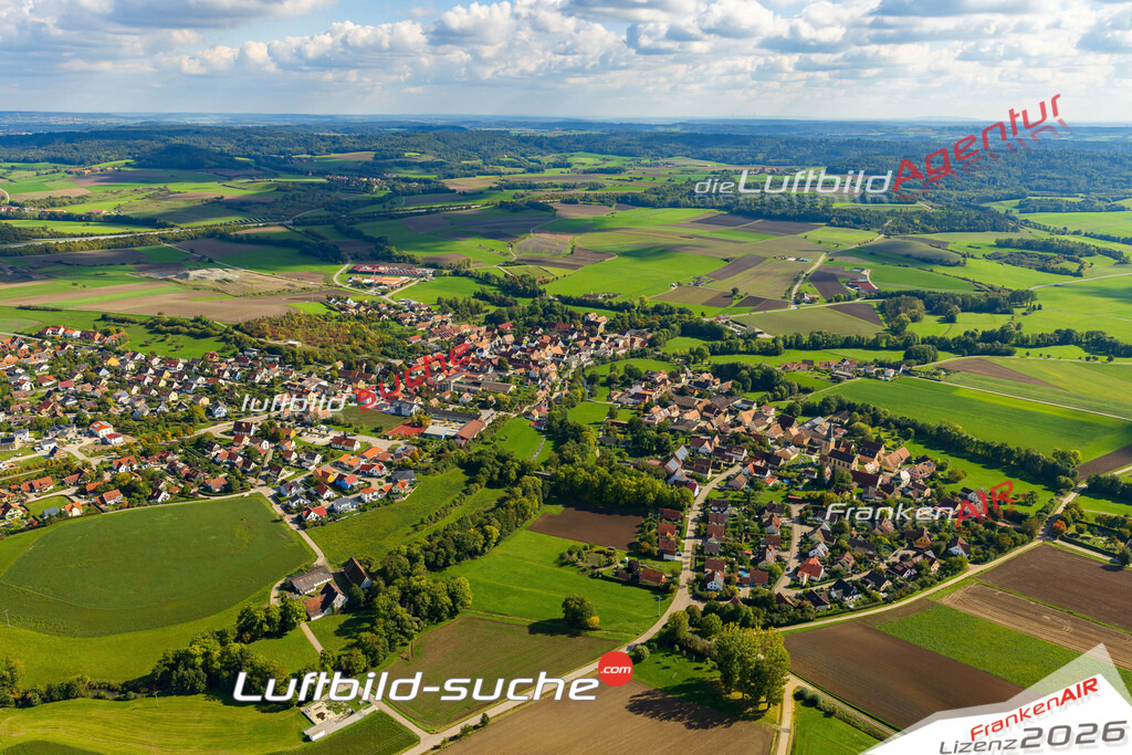 Luftaufnahme der Stadt Gebsattel - Die Luftaufnahme wurde 2025 vom UL-Flugzeug heraus erstellt ( keine Drohne ) - Hochauflösende Luftaufnahme - für professionelle Ausdrucke geeignet. Die Geschenkidee !Mit Lizenz und Bildrechte bestellbar