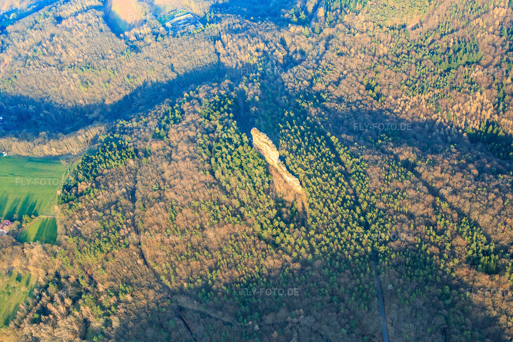 Luftbild: Kleterfelsen Asselstein in Annweiler am Trifels im Bundesland Rheinland-Pfalz in Deutschland. Foto: IMG_086814.jpg vom 26.03.2016 durch Werner Riehm/FLY-FOTO.de