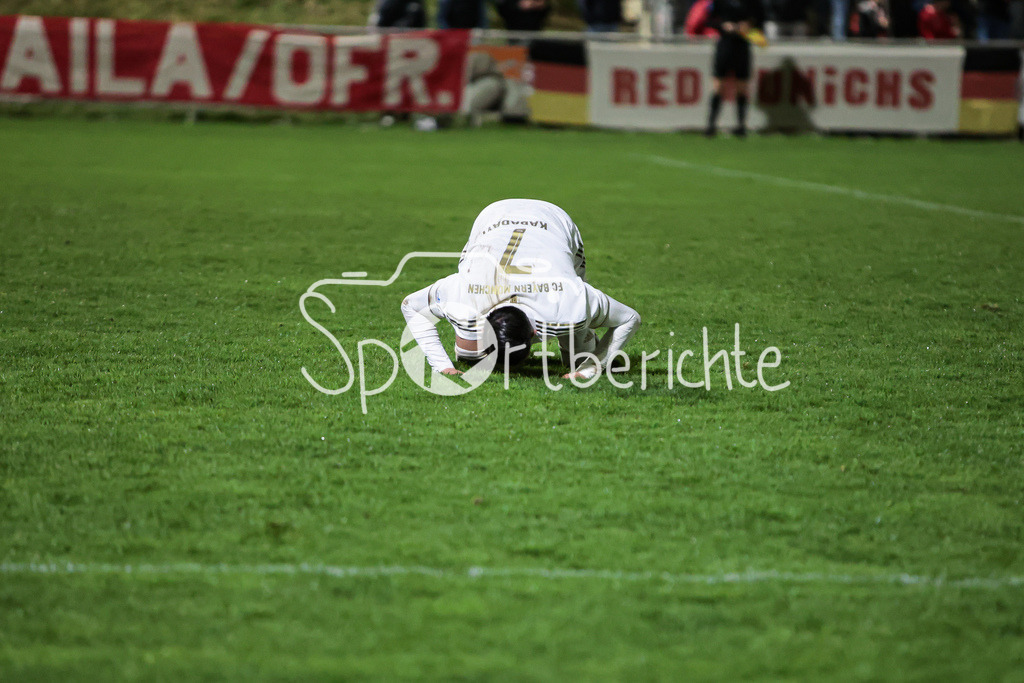SV Heimstetten - FC Bayern Amateure | Yusuf Karhan KABADAYI (FCB #7) freut sich ueber das Tor zum 1-8