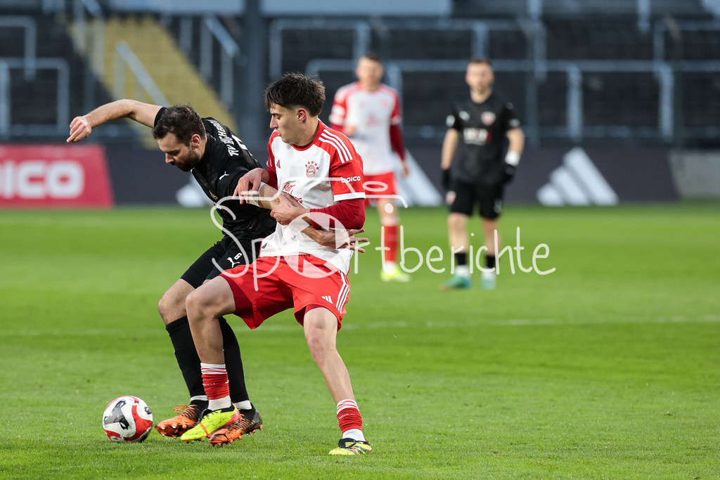 FC Bayern Amateure - TSV Buchbach | im Duell  Philipp WALTER (TSV #6) und Javier FERNANDEZ GONZALEZ (FCB #37) / Zweikampf