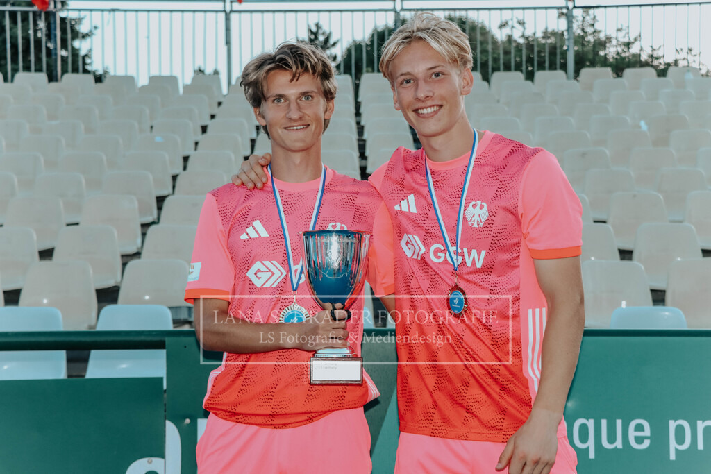 EM_MU18_F_GER-BEL_Lille_bearbeitet_Pokalbilder (124 von 137) | lanaschraderfotografie - Realisiert mit Pictrs.com