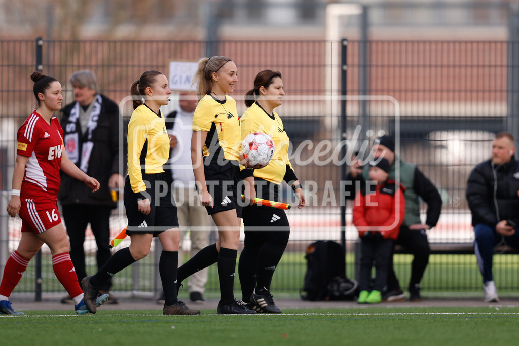 Fußball I Frauen I Saison 2025-2026 I Regionalliga Nord I 15. Spieltag I St. Pauli - SpVg Aurich-21 | Joelina Wendtorff (Schiedsrichterin) Läuft mit ihrem Team ein.  - Realisiert mit Pictrs.com