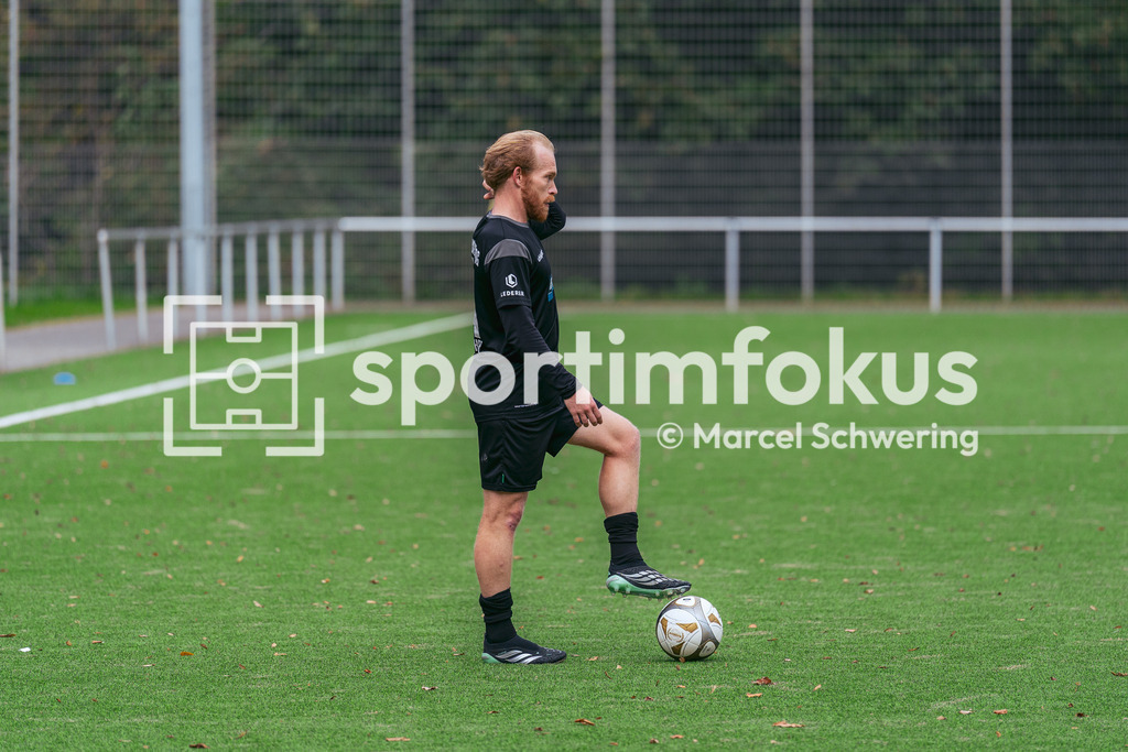 SSV Germania Wuppertal – Cronenberger SC | Luis Rosenecker (14, Cronenberger SC) am Ball. Bezirksliga Niederrhein, Gruppe 2: SSV Germania Wuppertal gegen Cronenberger SC, Wuppertal, 11.10.2026. Endstand: 1:4. sportimfokus / Marcel Schwering - Realisiert mit Pictrs.com