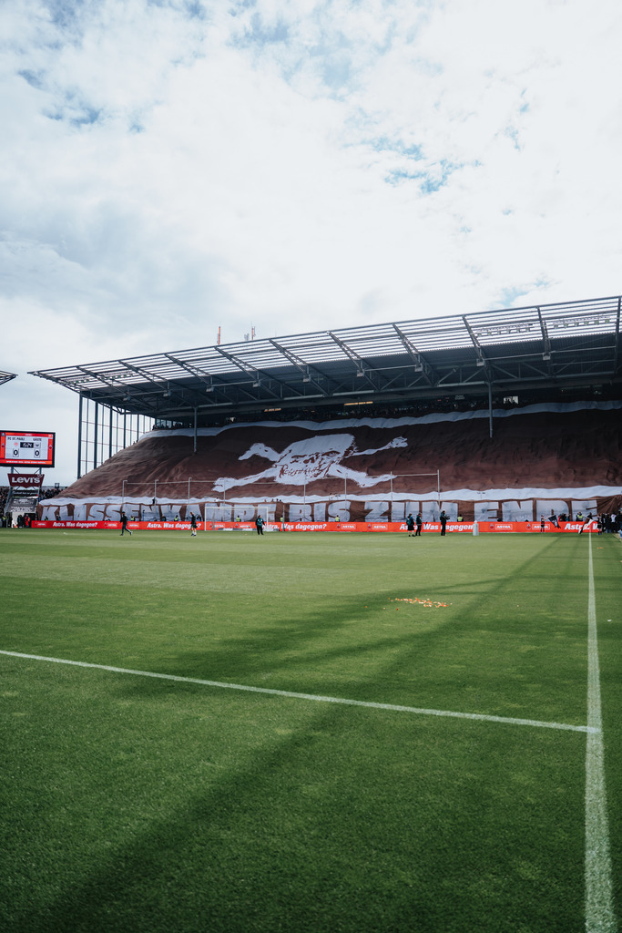 HEV08605 | Der offizielle Shop für FC St. Pauli Fotos. Wähle aus Spielszenen & Fanmomenten dein FCSP Wunschformat. Wir liefern Millerntor-Atmosphäre.