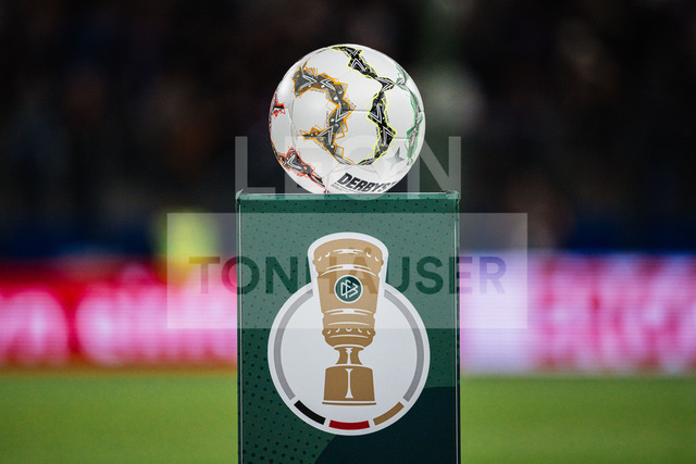 DFB-Pokal: HEBC - Borussia Dortmund, 01.09.2026 | Der offizielle Spielball von Derbystar (Select) im DFB-Pokal, Branding, auf dem Ballhalter; Fußball, DFB-Pokal, 1. Runde: HEBC vs. Borussia Dortmund am 01.09.2026 im Volksparkstadion, HamburgDFB REGULATIONS PROHIBIT ANY USE OF PHOTOGRAPHS AS IMAGE SEQUENCES AND/OR QUASI-VIDEO. - Realisiert mit Pictrs.com