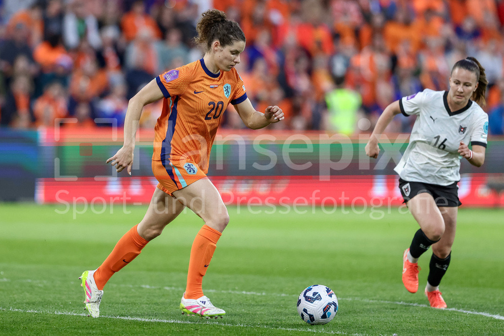 Fussball, UEFA Women s Nations League, Deutschland - Österreich | v.li.: Dominique Janssen (Niederlande, 20) am Ball, Einzelbild, Ganzkörper, Aktion, Action, Spielszene