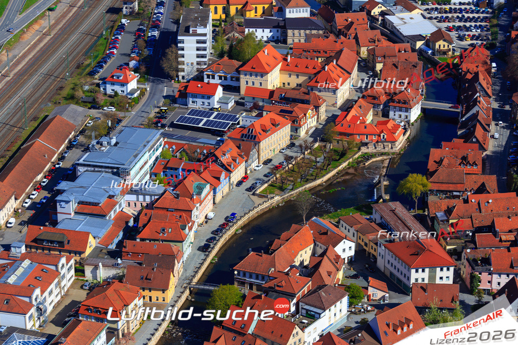 Die Luftaufnahme der Stadt Kronach wurde 2017 vom Flugzeug heraus erstellt ( keine Drohne )- hohe Auflösung für beste Qualität
