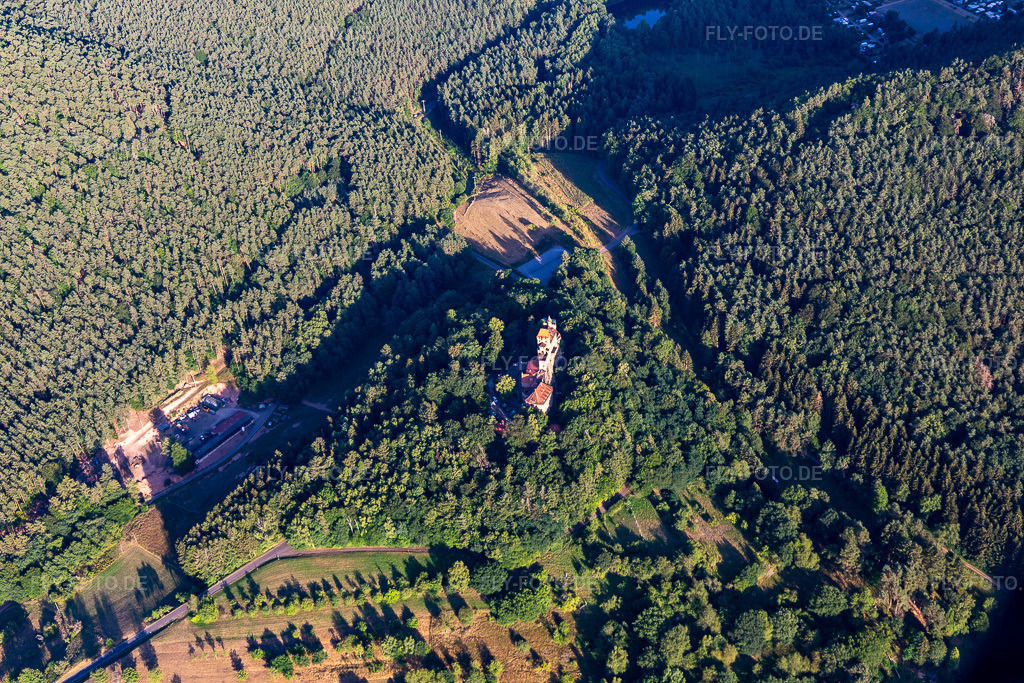 Luftbild: Burg Berwartstein in Erlenbach bei Dahn im Bundesland Rheinland-Pfalz in Deutschland. Foto: IMG_133636.jpg vom 18.07.2022 durch Werner Riehm/FLY-FOTO.deBURGBERWARTSTEIN.DE