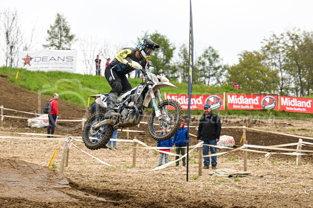 Motocross Schlatt bei Winterthur - 30. April 2023 | #110 Bender Nicolas aus Martigny (CH) auf Husqvarna in der Kategorie ProRace Serie am Motocross Schlatt bei Winterthur, 30. April 2023. 
Instagram: @mx_schlatt | @mc_wila | @sam_schweiz
Bild: Sportfotografie Markus Aeschimann | www.markus-aeschimann.ch - Realisiert mit Pictrs.com