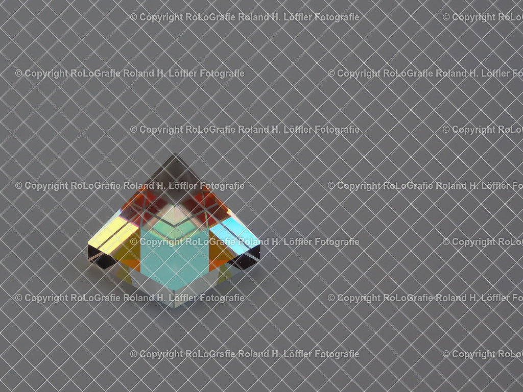 20241103-33 | Glaspyramide leuchtet in allen möglichen Farben - Realisiert mit Pictrs.com