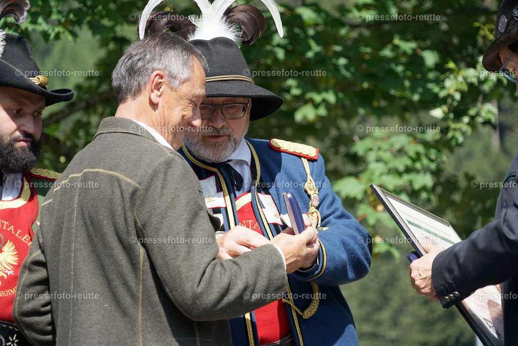 b-news-2023-Juli23-Regimentsschuetzenfest2-Steeg-EHRUNGEN-DSC07169 | Info aus dem Bezirk Reutte/Ausserfern Tirol sowie eine umfangreiche Bilddatenbank über die gesamte Region: Lechtal, Talkessel Reutte, Tannheimertal, Zwischentoren. Lech, Plansee, Zugspitze, Grenztunnel, B179, Fernpassstraße, Verkehr, Lawinen, Tradition, - Realisiert mit Pictrs.com