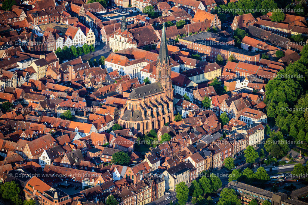 Lüneburg_St_Nicolai_Kirche_ELS_9835050623 | LüNEBURG 05.06.2023 Kirchengebäude von " St. Nicolai " im Altstadt- Zentrum der Innenstadt in Lüneburg im Bundesland Niedersachsen, Deutschland. // Church building of " St. Nicolai " in Old Town- center of downtown in Lueneburg in the state Lower Saxony, Germany. Foto: Martin Elsen