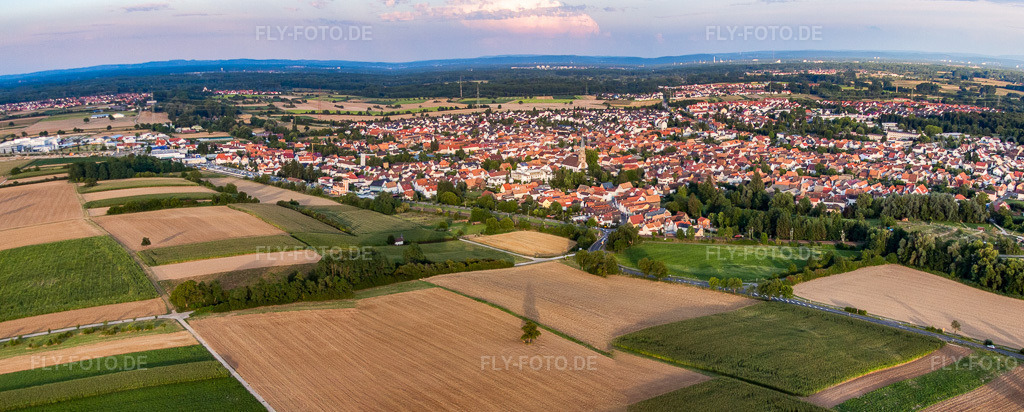 Luftbild: Stadtansicht asu NW in Rülzheim im Bundesland Rheinland-Pfalz in Deutschland. Foto: IMG_51437-Bearbeitet-2.jpg vom 04.08.2012 durch Werner Riehm/FLY-FOTO.deAuflösung des Originals: 9399 x 3778 px