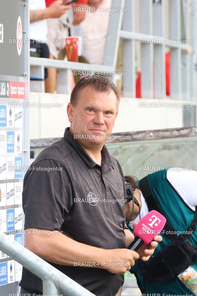 SV Wehen Wiesbaden - Rot-Weiss Essen | Wiesbaden, Deutschland, 22.08.2025Uwe Koschinat (Rot-Weiss Essen) schautwährend des drittliga Spiels zwischen SV Wehen Wiesbaden und Rot-Weiss Essen am 22.08.2025 in der BRITA-Arena in Wiesbaden. (Foto von Timo Bluhmki-Schmidt/Brauer Fotoagentur