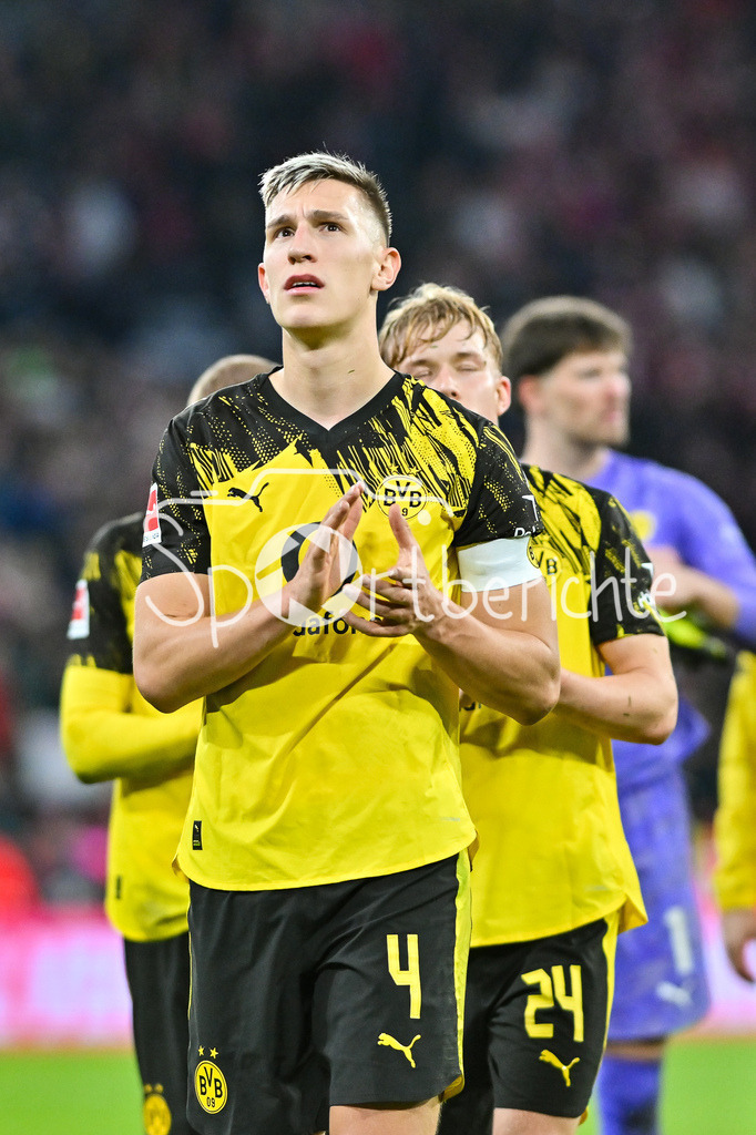 FC Bayern München - Borussia Dortmund | mUNICH, GERMANY - Nico SCHLOTTERBECK (Borussia Dortmund 4) after the bundesliga match between FC Bayern Munich vs. Borussia Dortmund on matchday 7 at Allianz Arena on October 18, 2025 in Munich, Germany / DFL REGULATIONS PROHIBIT ANY USE OF PHOTOGRAPHS AS IMAGE SEQUENCES AND/OR QUASI-VIDEO