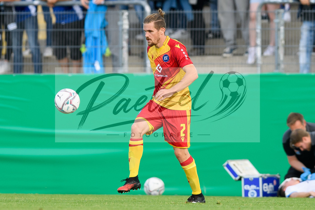 LOTKSC20210809_148 | Fussball, Herren: Sebastian Jung (Karlsruher SC) in Aktion, am Ball, Einzelaktion beim Spiel der 1. Runde im DFB-Pokal zwischen SF Lotte und Karlsruher SC im Stadion am Lotter Kreuz am 09.08.2021 in Lotte, Deutschland.DFB / DFL REGULATIONS PROHIBIT ANY USE OF PHOTOGRAPHS AS IMAGE SEQUENCES AND/OR QUASI-VIDEO. - Realisiert mit Pictrs.com
