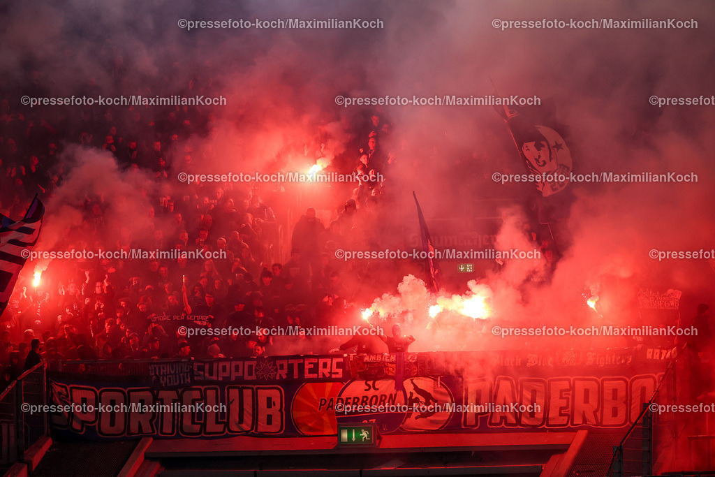 Due0911240109602124 | 09.11.2024, Fußball, Fortuna Düsseldorf - SC Paderborn 07, 2. Bundesliga, Merkur Spiel-Arena, Saison 2024 2025: Fans im Gästeblock zünden Bengalisches Feuer und Feuerwerkskörper DFB regulations prohibit any use of photographs as image sequences and or quasi-video.