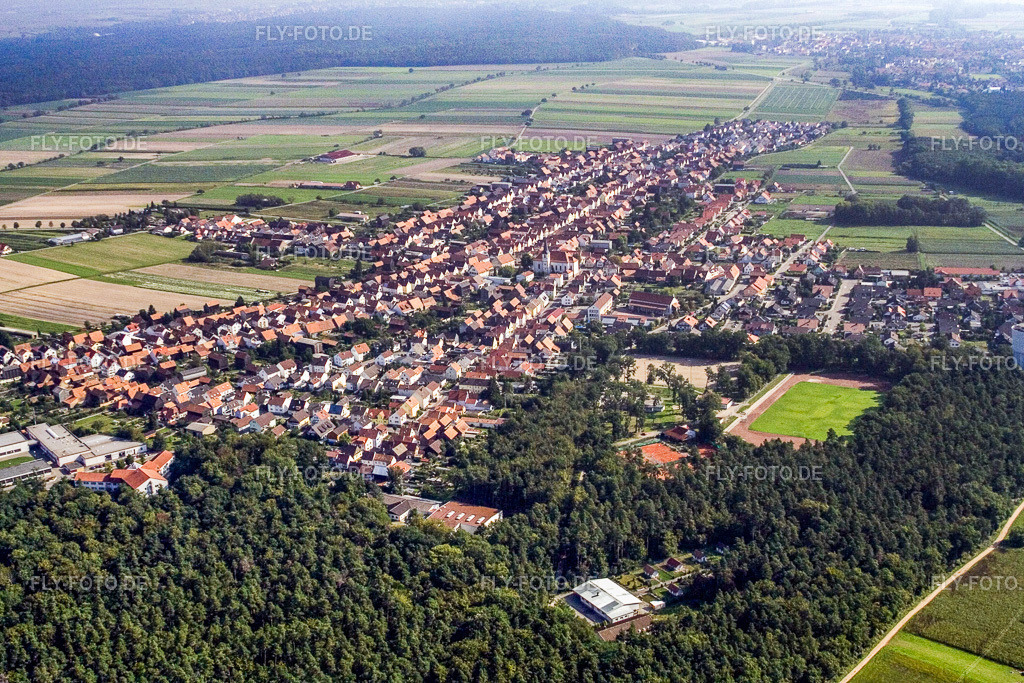 Ort von Südwesten | Luftbild: Ort von Südwesten in Hatzenbühl im Bundesland Rheinland-Pfalz in Deutschland. Foto: IMG_3698.jpg vom 07.09.2006 durch Werner Riehm/FLY-FOTO.de - Realisiert mit Pictrs.com