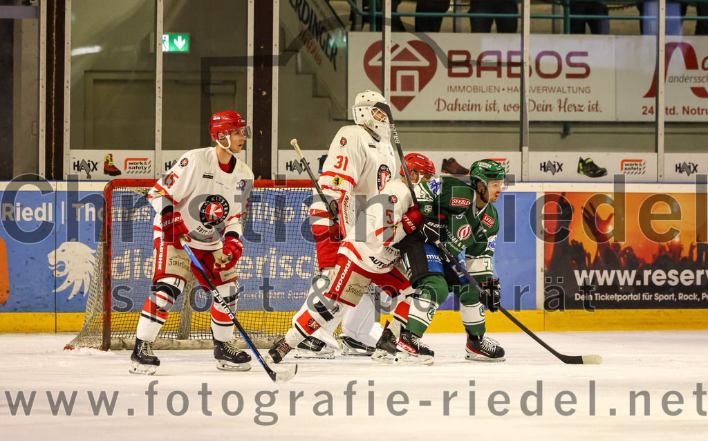 2023-10-20_070_TSV_Erding_gegen_EHC_Klostersee | Erding, Deutschland, 20.10.2023:.Eishockey, Bayernliga Vorrunde 2023 / 2024, 2. Spieltag, TSV Erding gegen EHC Klostersee, Endergebnis: 7:2..Jan Fiedler (EHC Klostersee, #15), Torwart Philipp Hähl (EHC Klostersee, #3), Stefan Würmseer (EHC Klostersee, #5), Leon Abstreiter (Erding Gladiators, #72)..Foto: Christian Riedel / fotografie-riedel.net