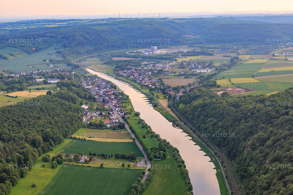Luftbild: Dorfansicht aus Nordosten im Ortsteil Herstelle in Beverungen im Bundesland Nordrhein-Westfalen in Deutschland. Foto: IMG_079587.jpg vom 24.05.2015 durch Werner Riehm/FLY-FOTO.de