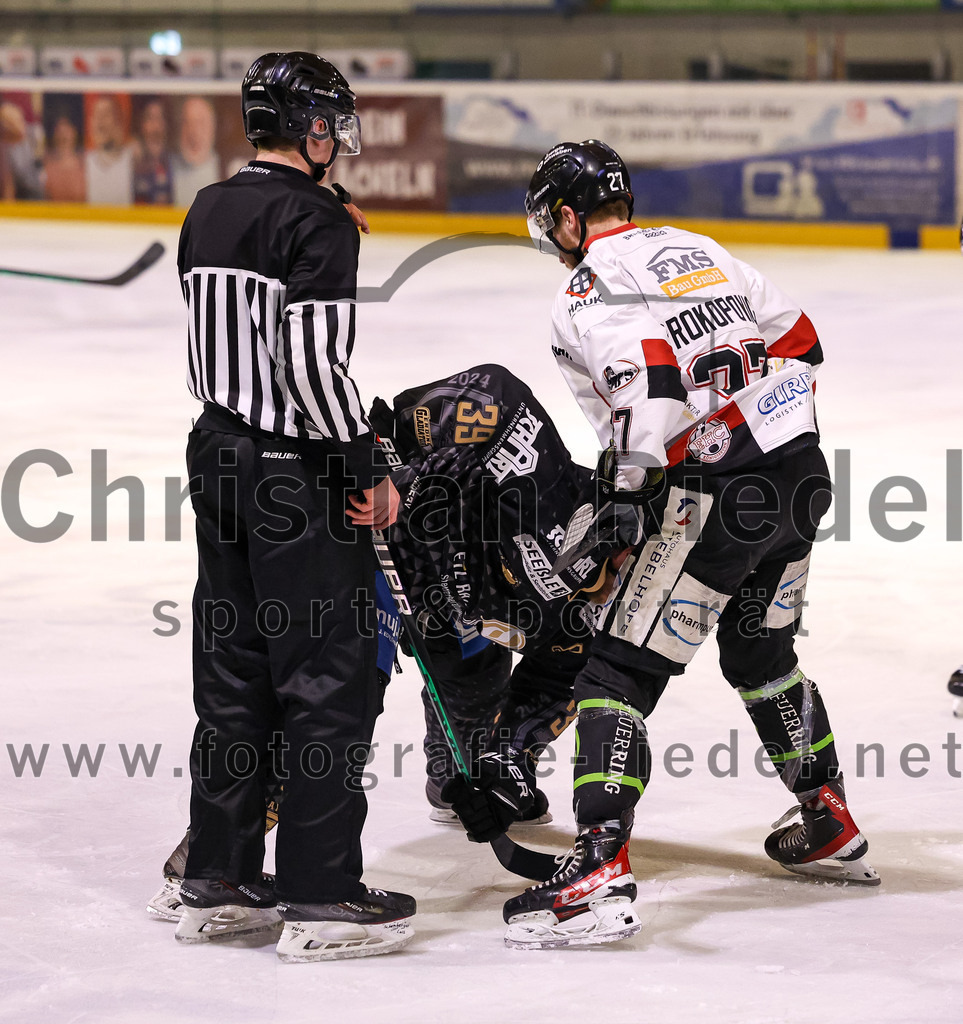 2024-03-08_091_TSV_Erding_gegen_EHC_Koenigsbrunn | Erding, Deutschland, 08.03.2024:
Eishockey, Bayernliga Playoffs 2023 / 2024, 1. Spieltag, TSV Erding gegen EHC Königsbrunn, Endergebnis: 3:0

Thomas Plihal (Erding Gladiators, #39), Toms Prokopovics (EHC Königsbrunn, #27)

Foto: Christian Riedel / fotografie-riedel.net