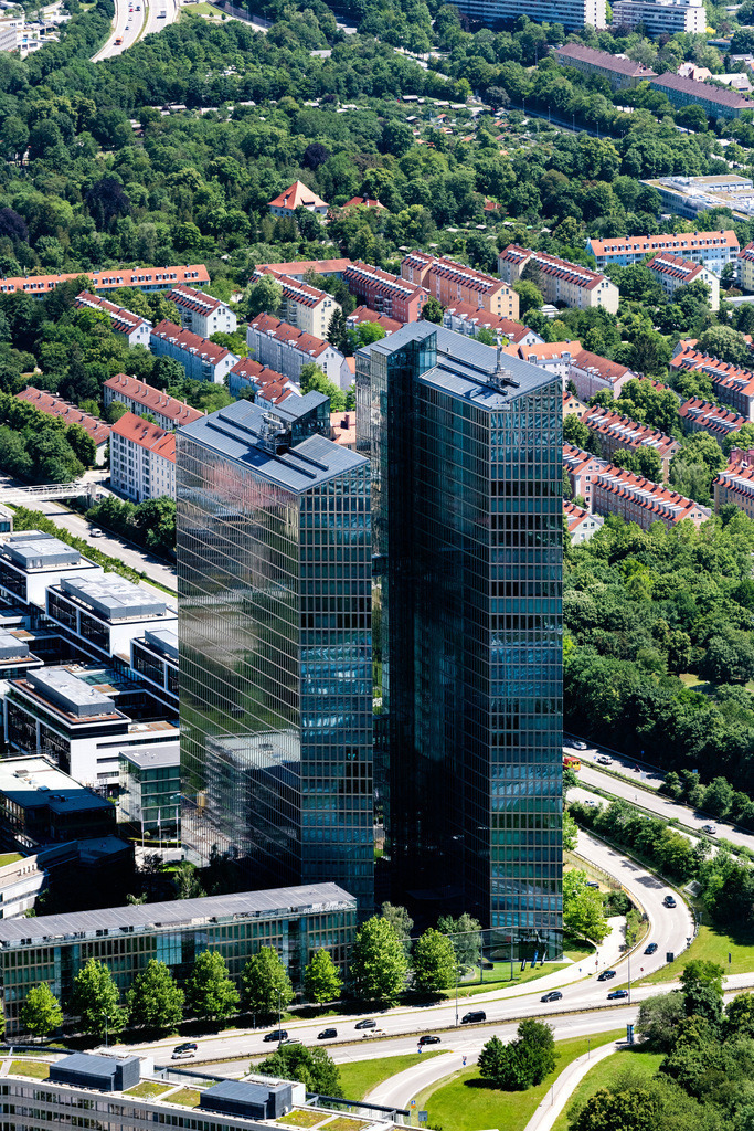 dr__0053842.jpg | MüNCHEN 12.06.2020 Hochhaus- Gebäudekomplex " HighLight Towers " an der Ecke Mies-van-der-Rohe- und Walter-Gropius-Straße im Ortsteil Schwabing-Freimann in München im Bundesland Bayern, Deutschland. Weiterführende Informationen bei: Aareal Bank AG,  Colliers Deutschland GmbH,  Commerz Real AG,  Design Offices München Highlight Towers,  Deutsche FOAMGLAS GmbH,  JAHN ARCHITECTURE, Inc.,  KanAm International GmbH,  STRABAG AG. // High-rise building complex " HighLight Towers " on corner Mies-van-der-Rohe- und Walter-Gropius-Strasse in the district Schwabing-Freimann in Munich in the state Bavaria, Germany. Further information at: Aareal Bank AG,  Colliers Deutschland GmbH,  Commerz Real AG,  Design Offices Muenchen Highlight Towers,  Deutsche FOAMGLAS GmbH,  JAHN ARCHITECTURE, Inc.,  KanAm International GmbH,  STRABAG AG. Foto: Daniel Reiter