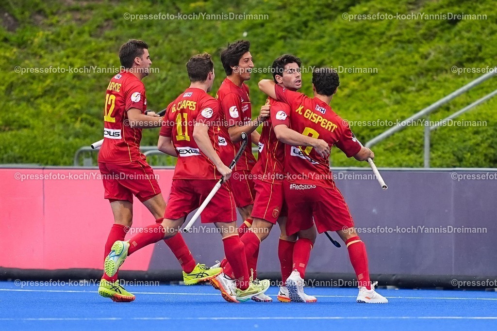 xydrx16082502012 | 16.08.2025, xydrx, Herren EuroHockey Championship 2025, Spiel um Platz 3, Frankreich - Spanien, Sparkassenpark Mönchengladbach: Torjubel nach dem Tor zum 1:0 für die Spanische Nationalmannschaft durch Torschütze Marc Recasens (ESP #8) zusammen mit Xavier Gispert (ESP #6) und Gerard Clapes (ESP #11) und Marc Reyne (ESP #12)