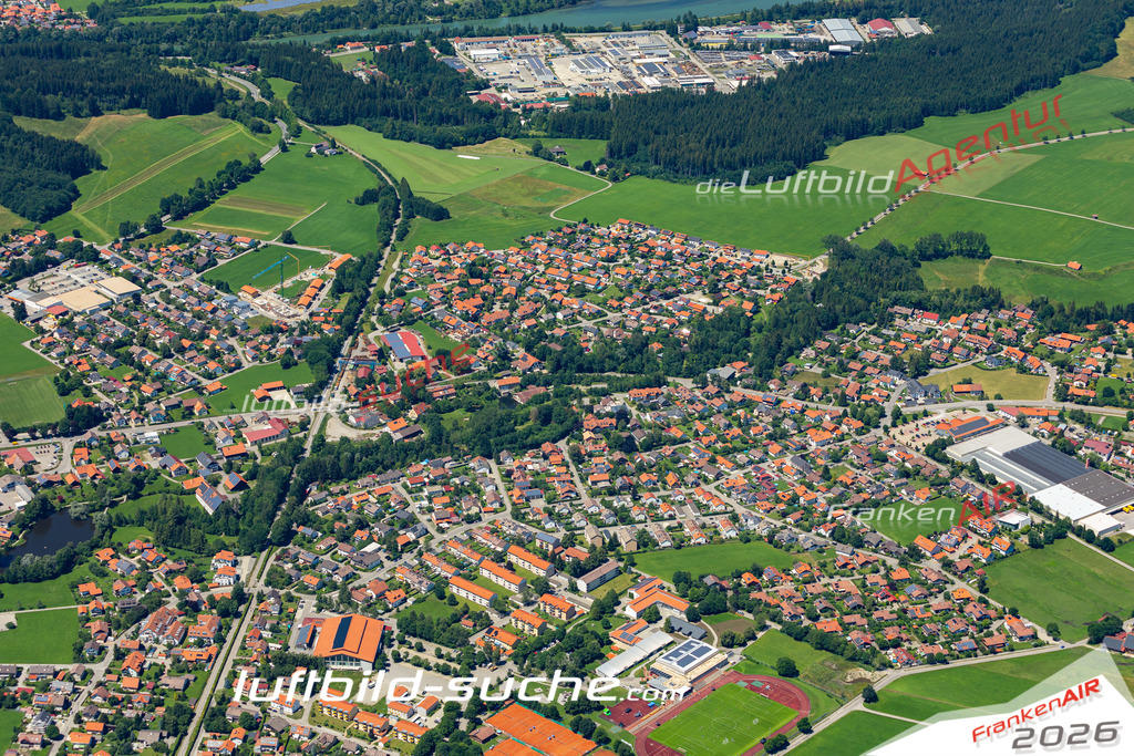 Aktuelles Luftbild von  Peiting - Die Luftaufnahme wurde 2022 mittels UL-Flugzeug erstellt ( keine Drohne ) - hochauflösende Kamera-Systeme von  Canon -Beste Qualität - Für grossformatige Ausdrucke geeignet. Die Geschenkidee !