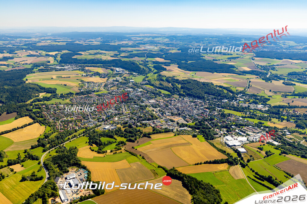 Das Luftbild zeigt : Übersicht Panorama Wunsiedel - Die Luftaufnahme wurde 2023 vom UL-Flugzeug aus erstellt ( keine Drohne ) - Hochauflösende Luftaufnahme - Für grossformatige Ausdrucke geeignet. Die Geschenkidee !Mit Lizenz und Bildrechte bestellbar